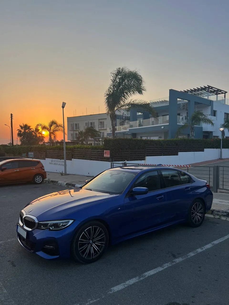 BMW 3 серии синий на закате — привоз из Японии на Кипр через carnerds.cy, июнь 2025
